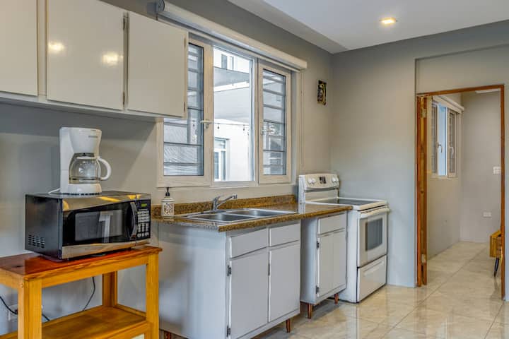 Beach House Apt 10 • 1BR + Sofa Bed • Full Kitchen - Airbnb