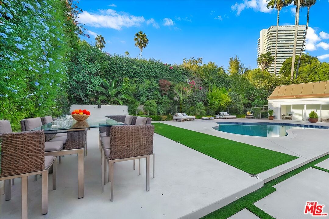 Northstar Manor, N Alta Dr, 90210