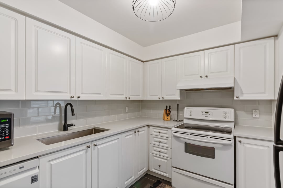 398 Eglinton Avenue E #611