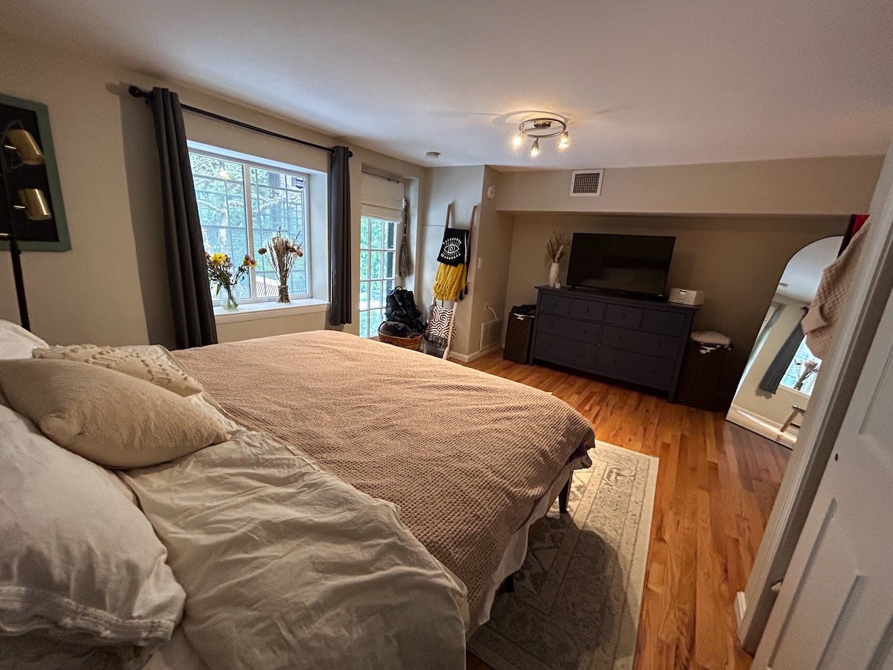 Warren Avenue - Private Entry 1 bed 1 bath w/ Laundry - Pets Negotiable! AVAILABLE MAY 1