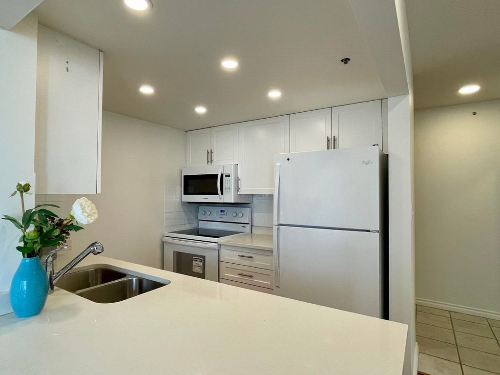 828 Agnes St, #605