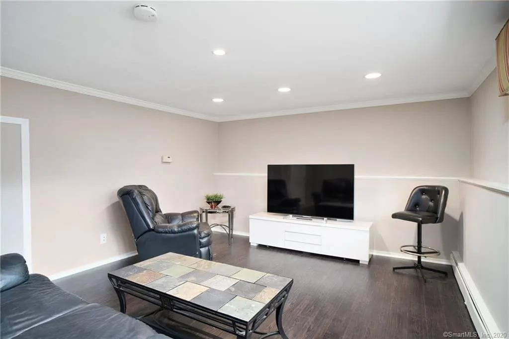 28 Surrey Dr, Norwalk