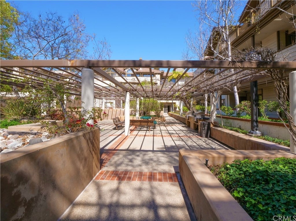2563 Plaza Del Amo #204