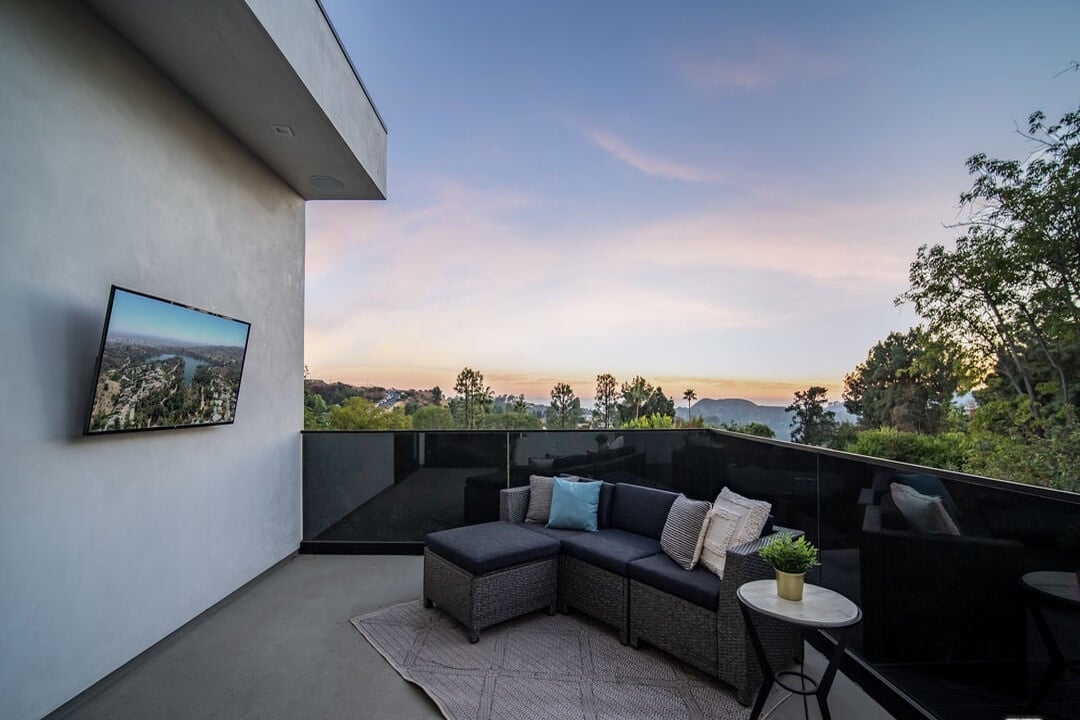 Canyon Lake Dr, 90068