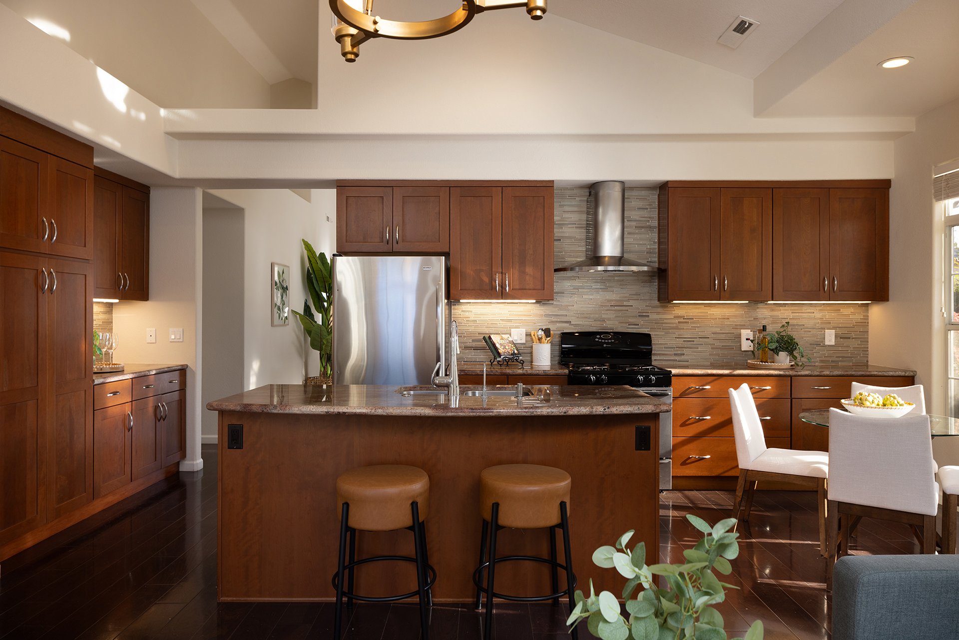 Las Palmas Living - 17776 Riverbend Road