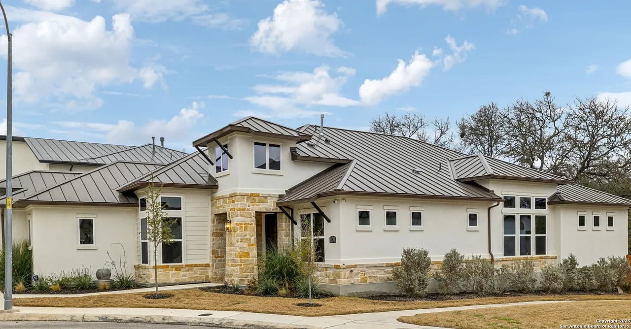 9730 Creekside Blf