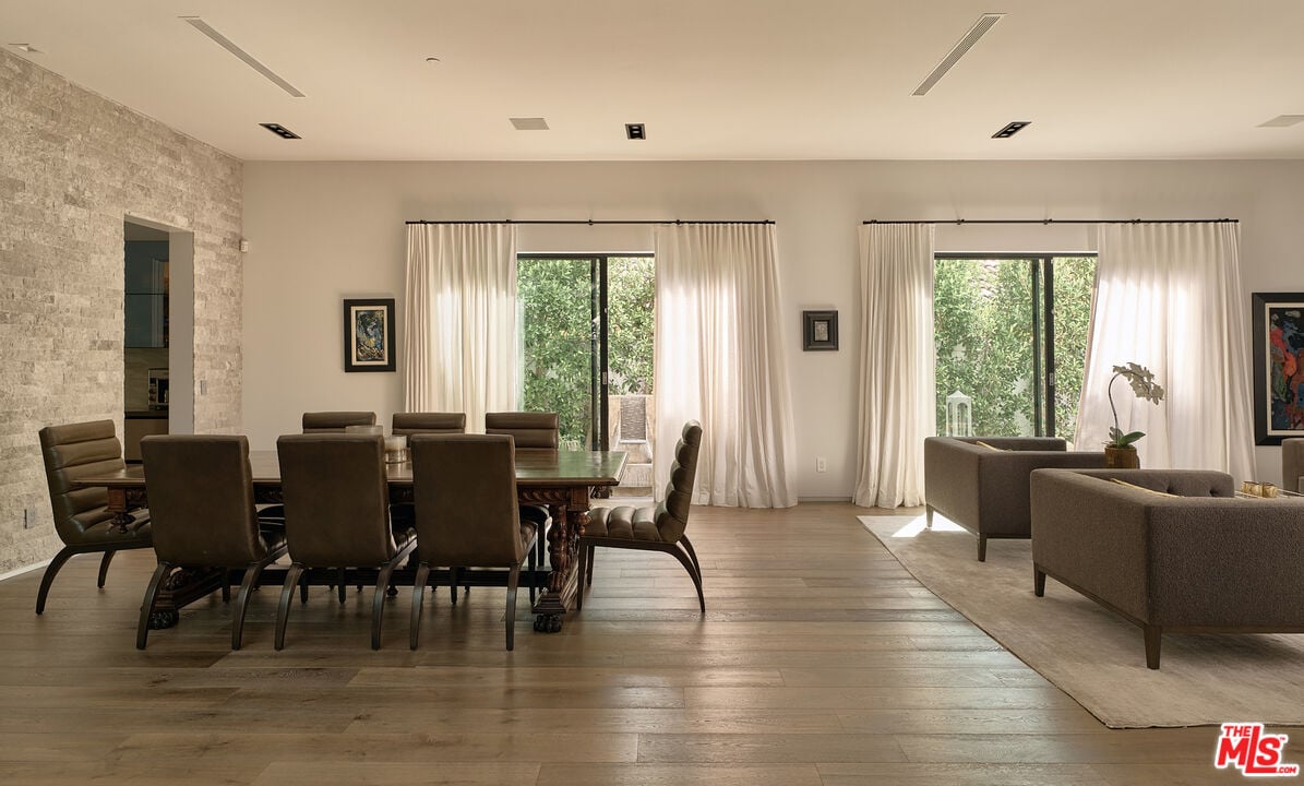 N Bowling Green Way, 90049