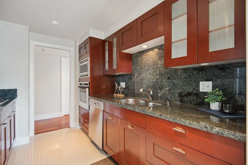 499 Broughton St, #1402
