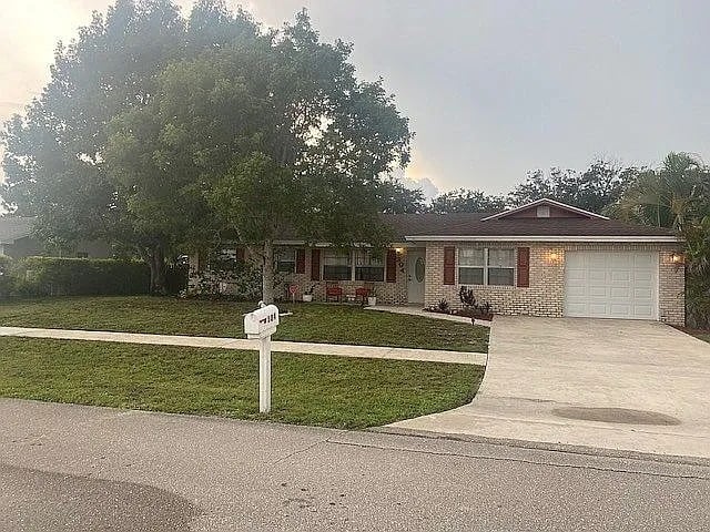 304 W Cir