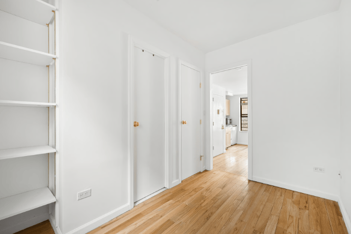 222 W 16th St - Building