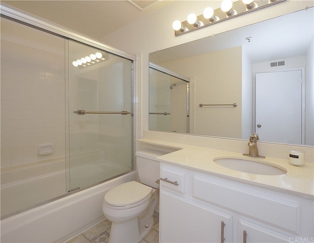 2563 Plaza Del Amo #204
