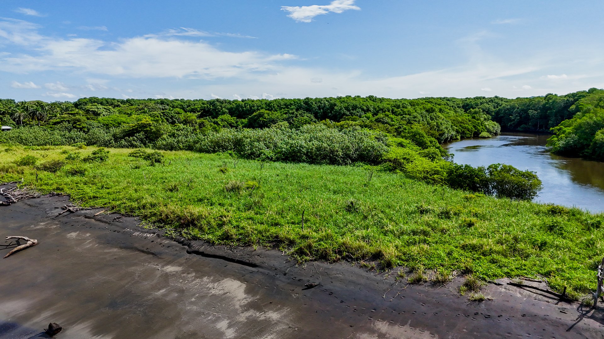 Irreplaceable Titled Beachfront Parcel with 35 Water Letters | 27,040 m² of Prime Coastal Real Estate!
