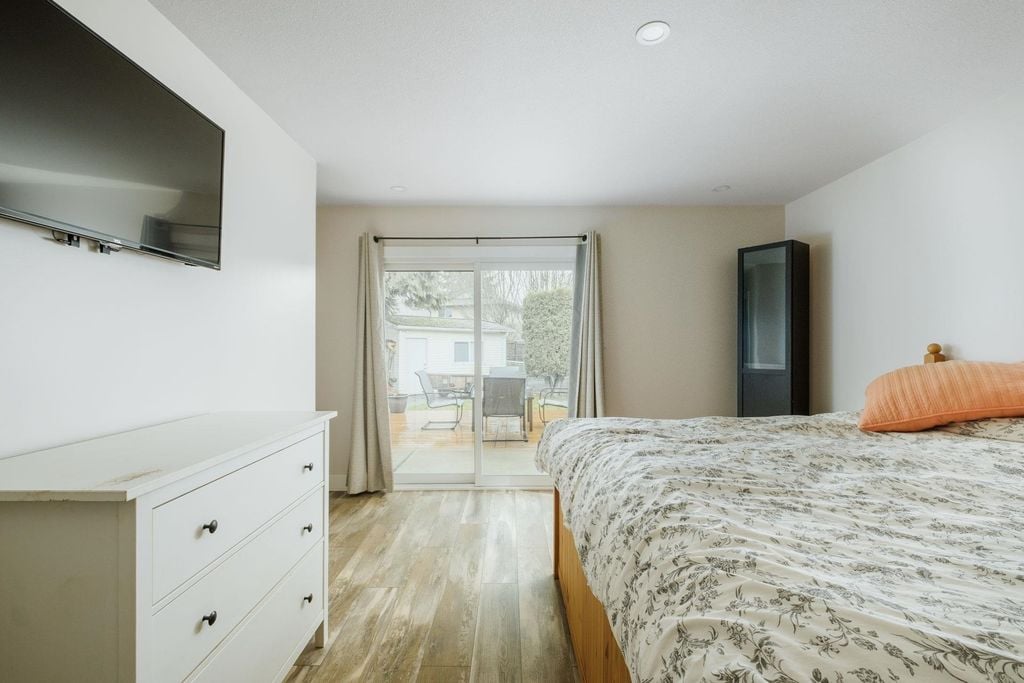 15729 20 Ave