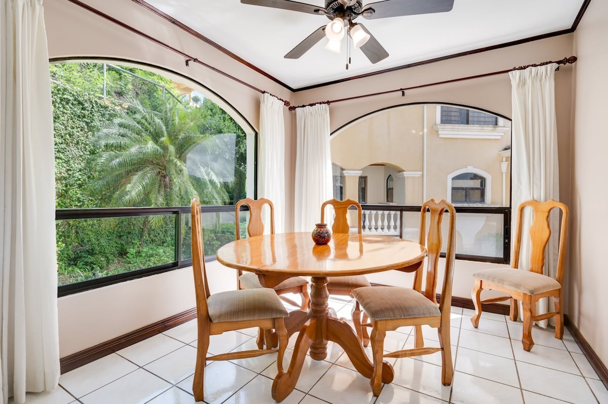 Flamingo Marina Real 11 – Move-in Ready Condo Steps from Flamingo Beach   