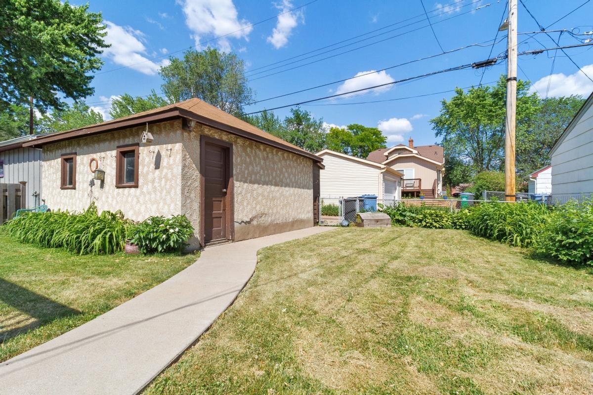 4627 Bloomington Ave