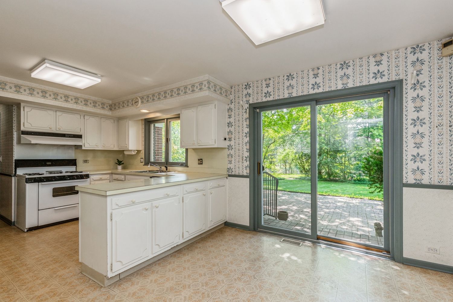 880 Waveland Rd