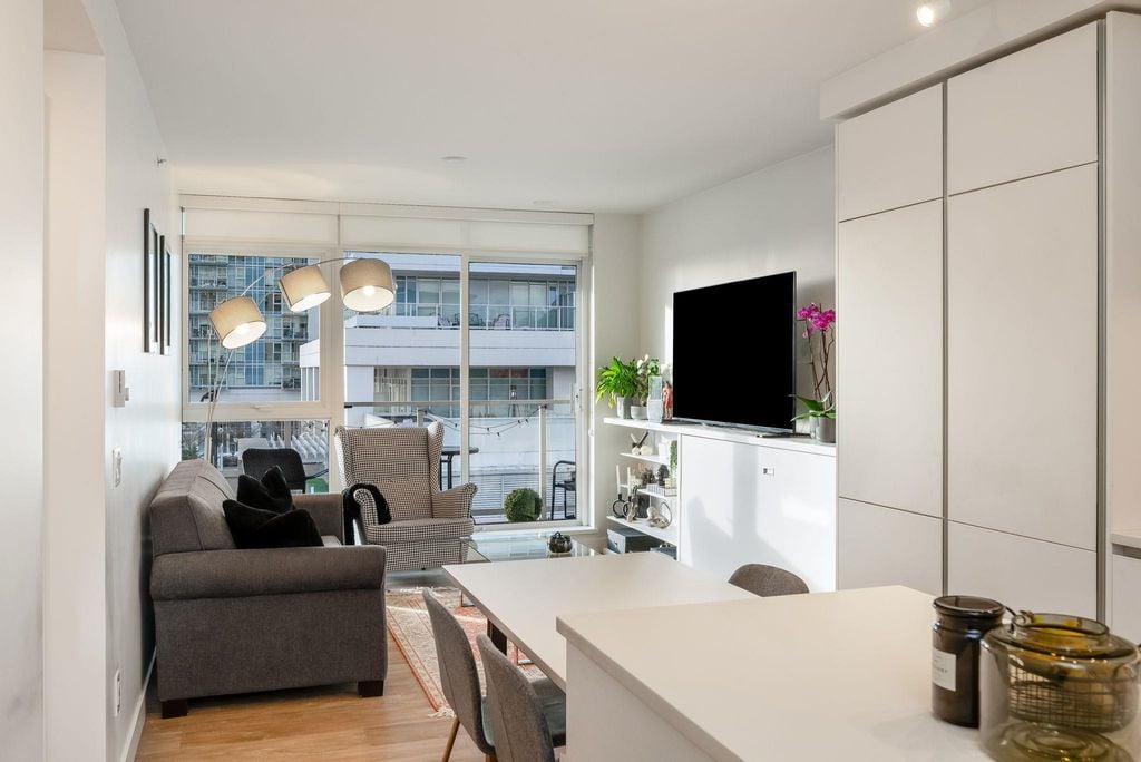 525 Foster Ave, #403