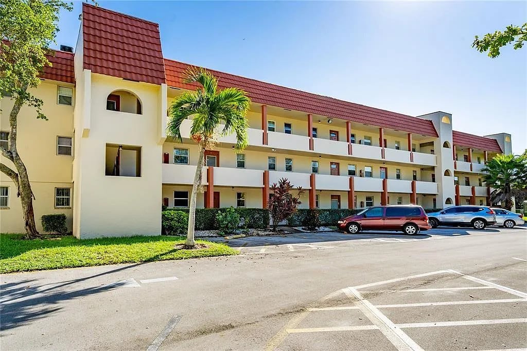 2600 W Sunrise Lakes Dr #103