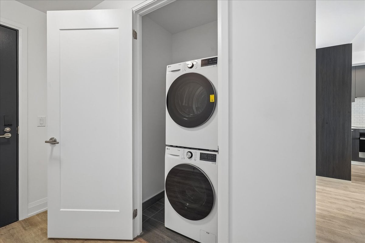 2-bedroom, 2-bathroom CORNER suite