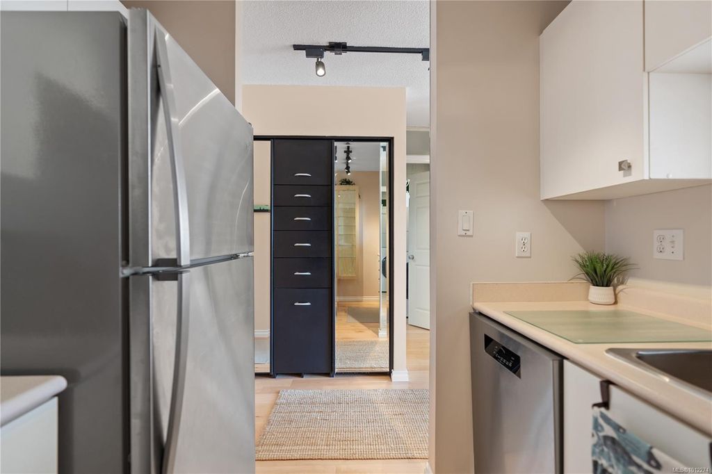 835 View St, #910