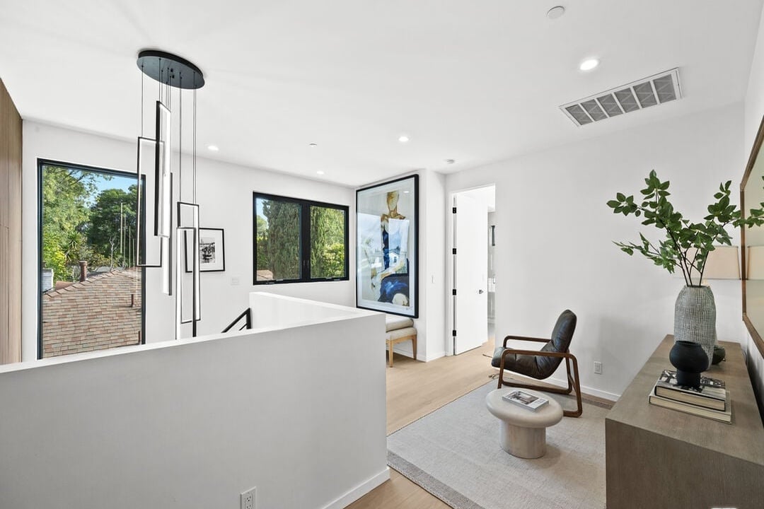 Castle Heights Pl, 90034