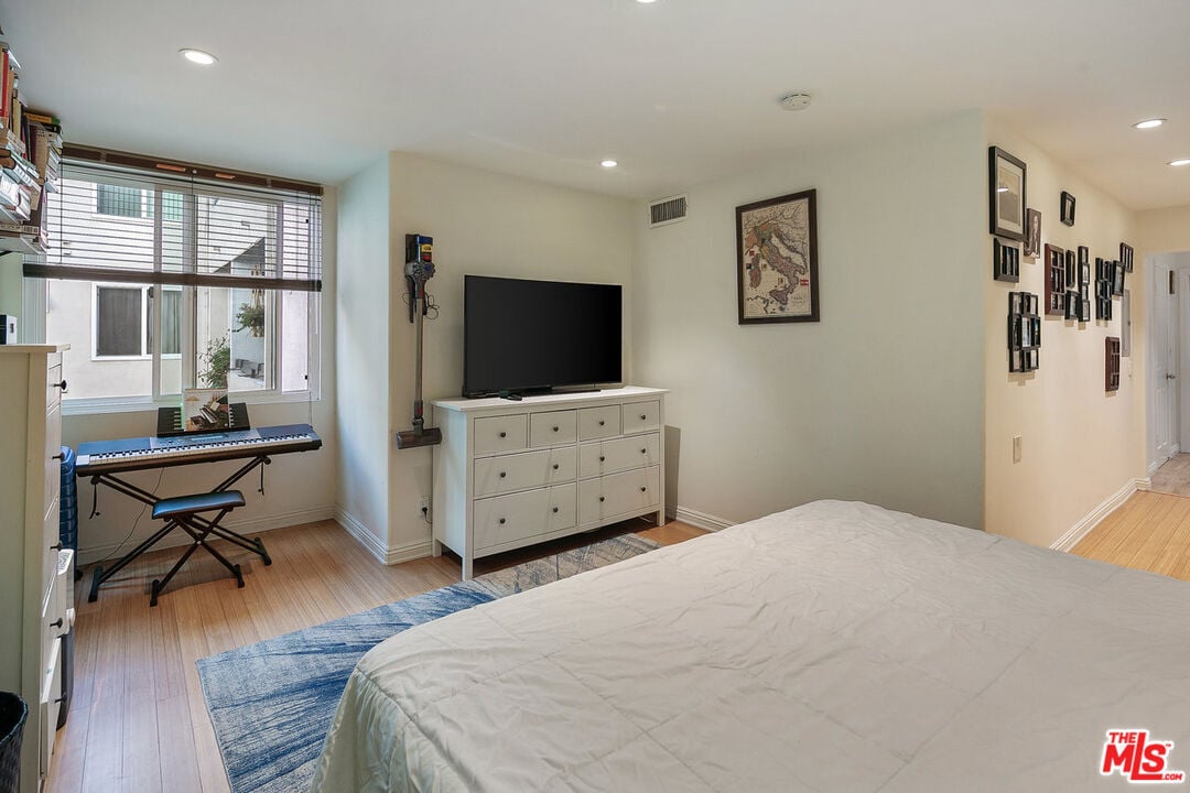 8535 W West Knoll Dr, #103