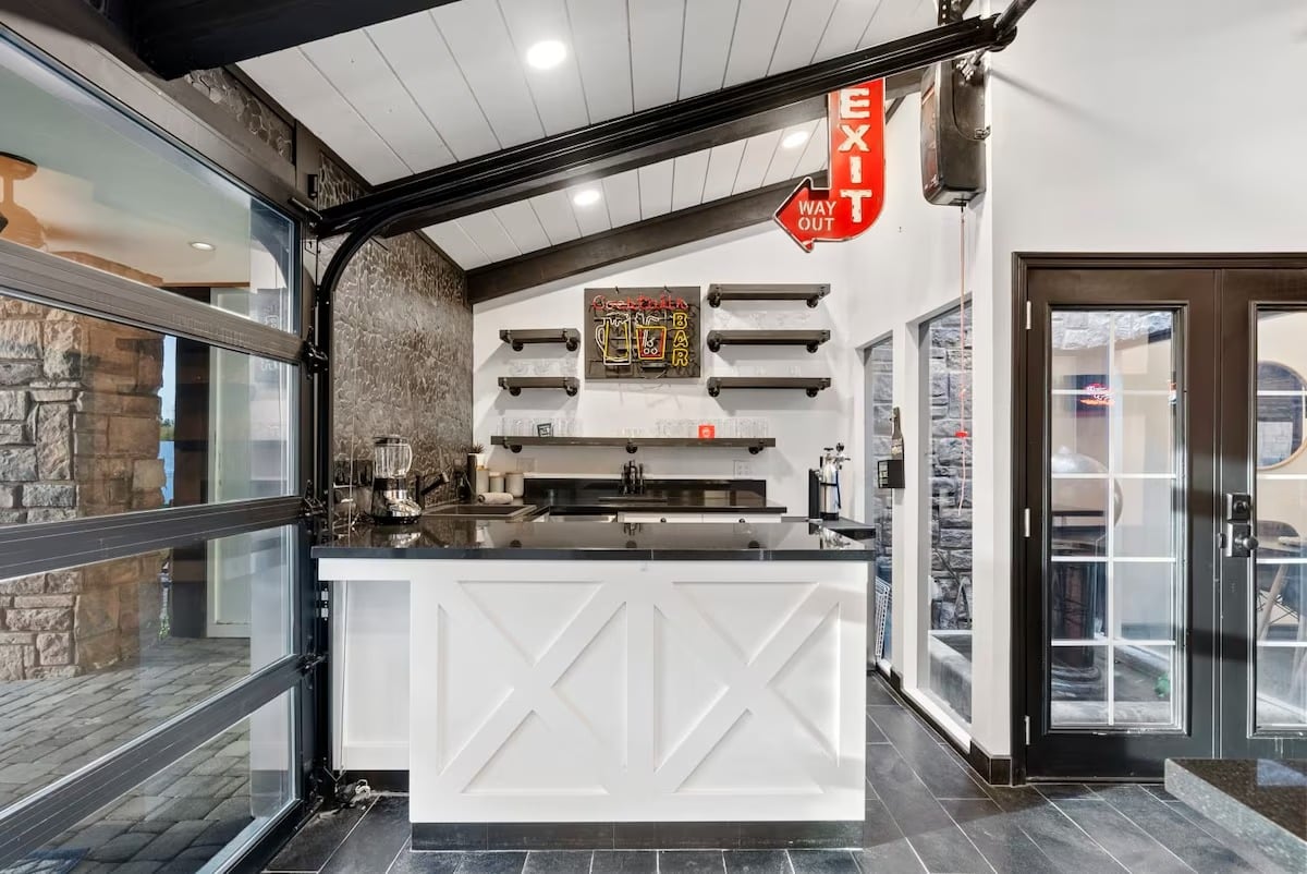 Phoenix Luxury! Pickleball | Free Heated Pool | Hot Tub