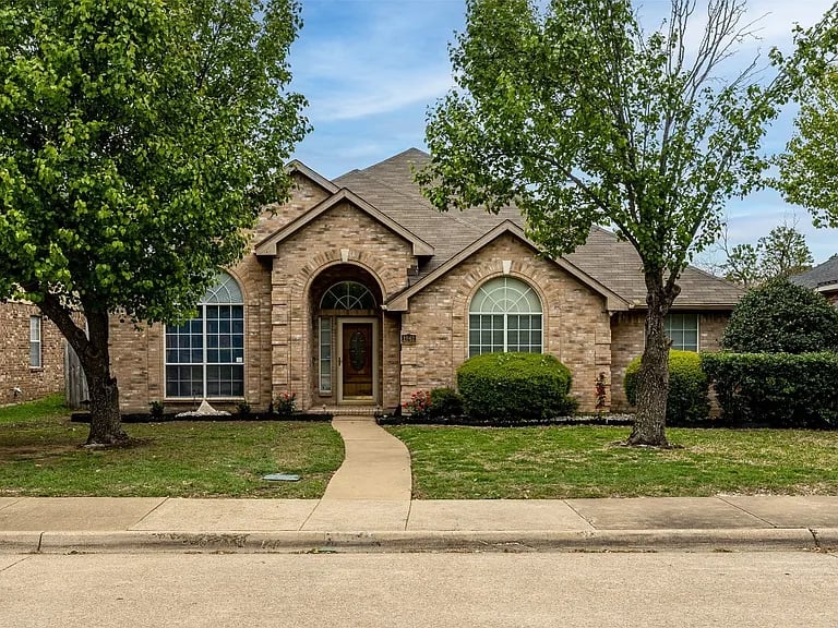 1042 Essex Dr
