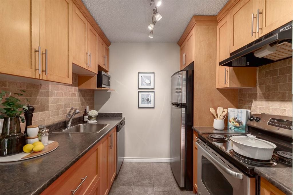 2033 W 7th Ave, #202