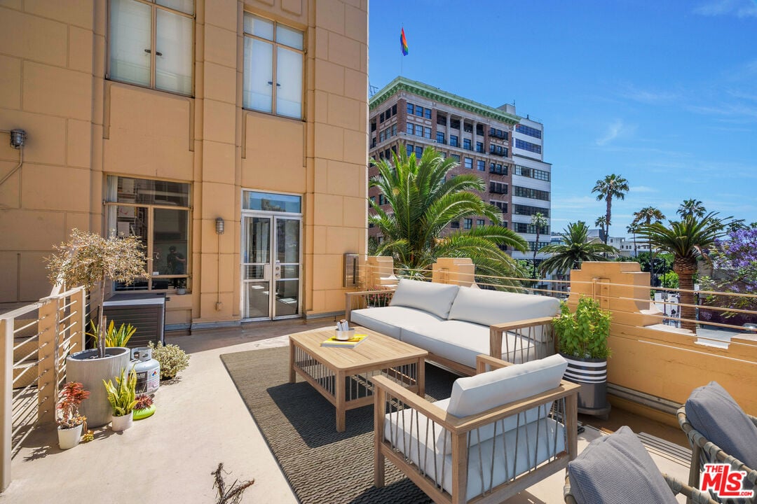 6253 Hollywood Blvd, #302