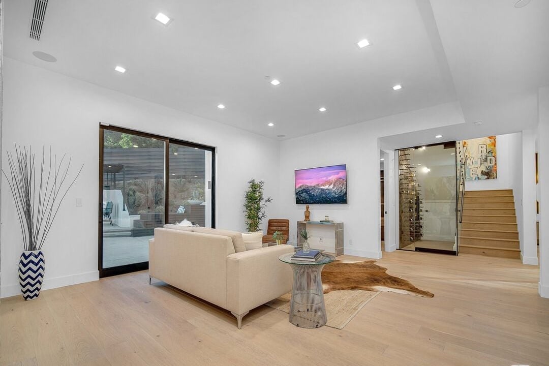 Canyon Lake Dr, 90068