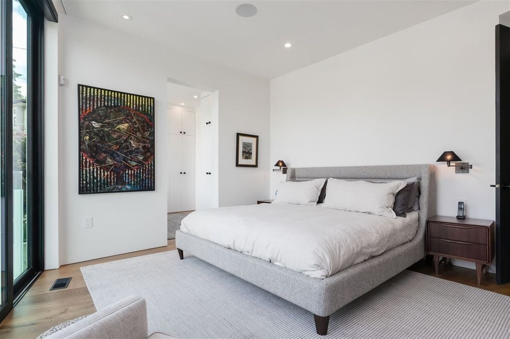 4385 Locarno Cres