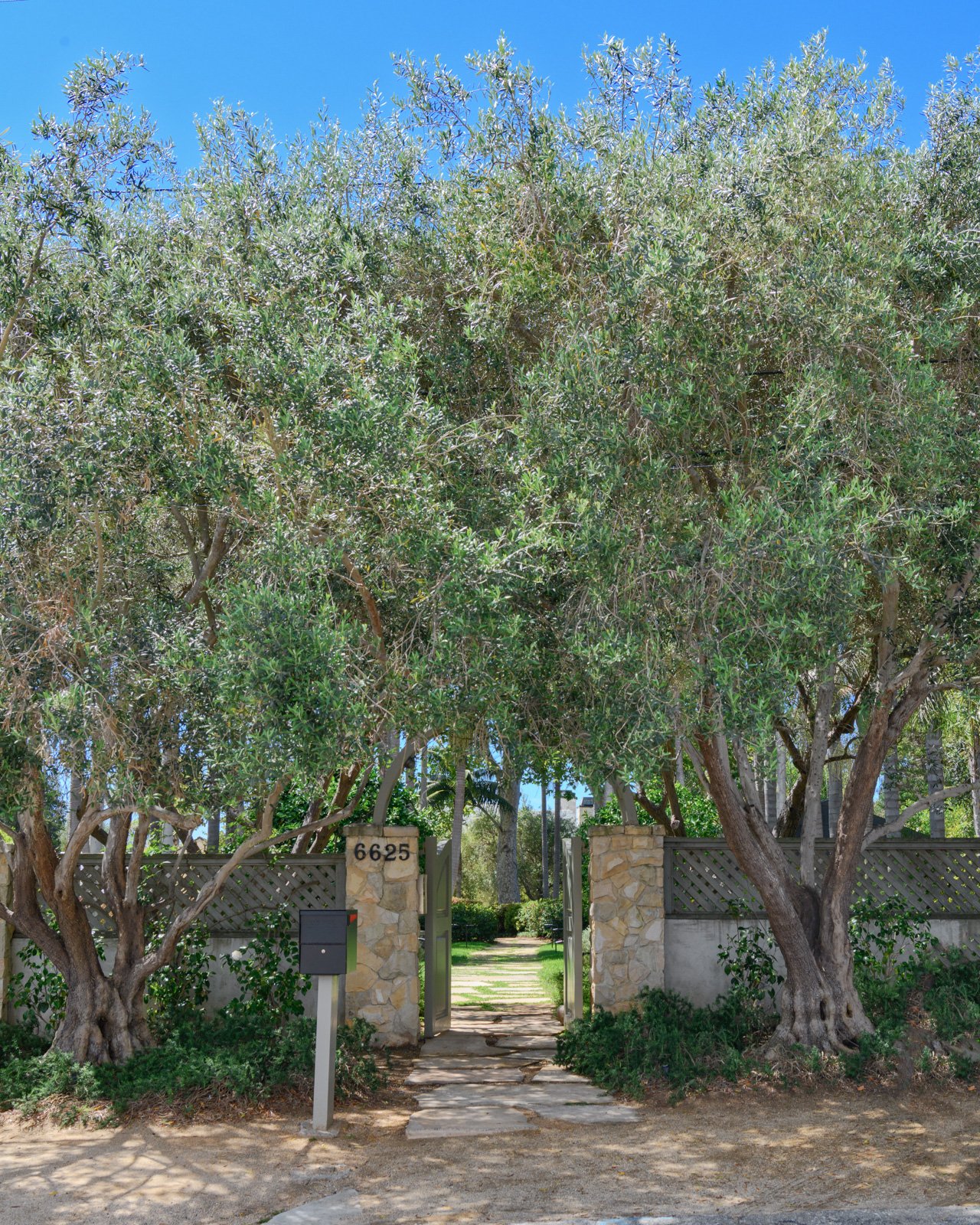6625 Zumirez Dr