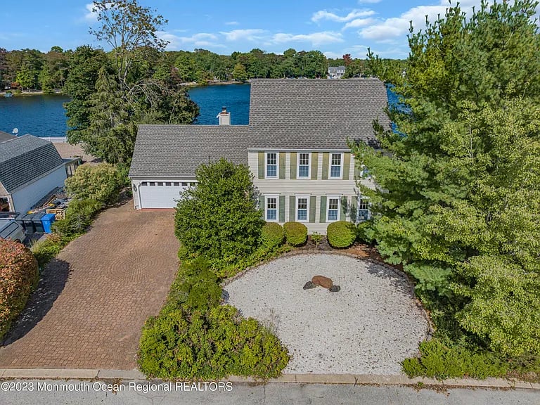 121 Timberlake Dr