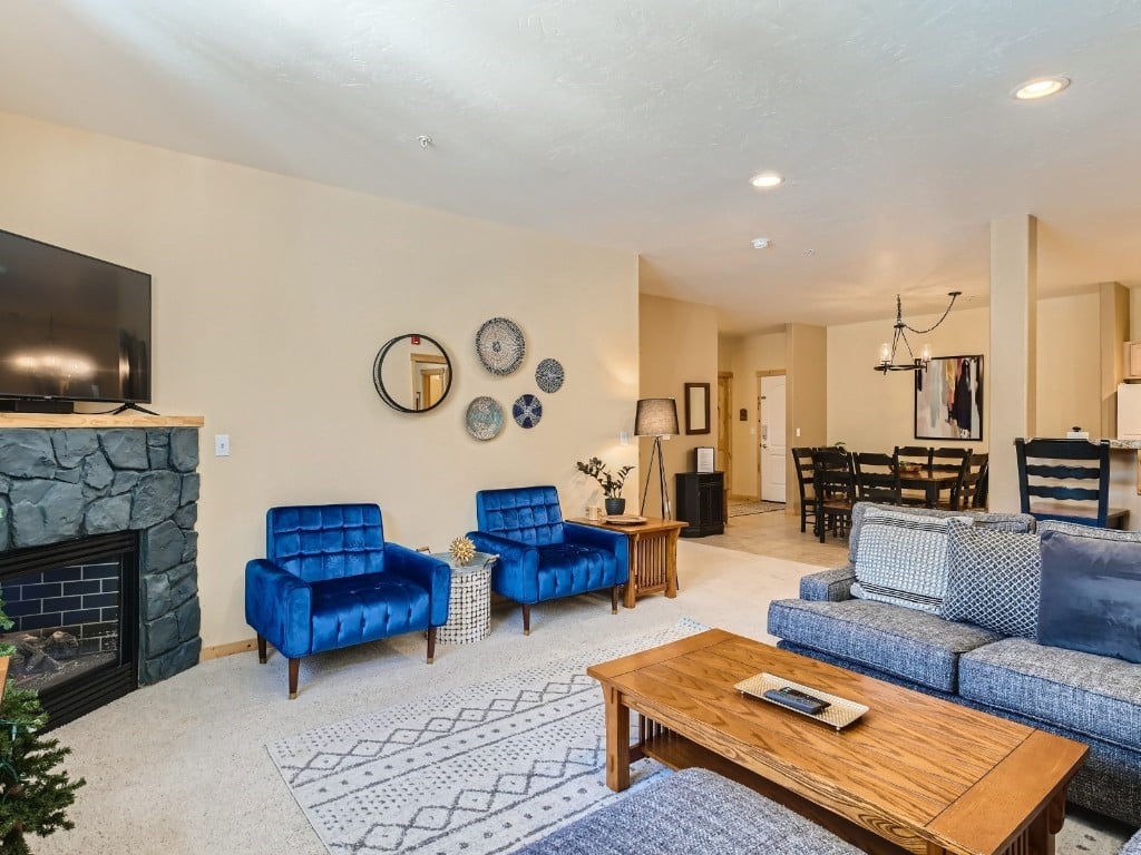 337 Streamside Ln #207