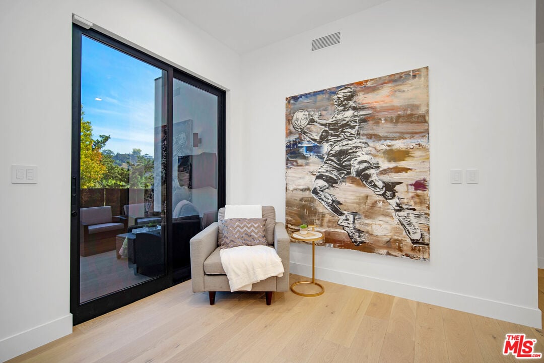 Canyon Lake Dr, 90068