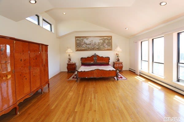 240 Willis Ave, Syosset