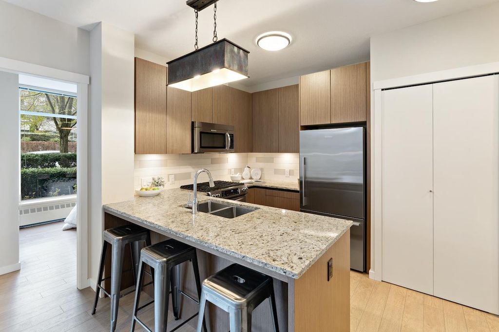 135 W 2nd St, #101