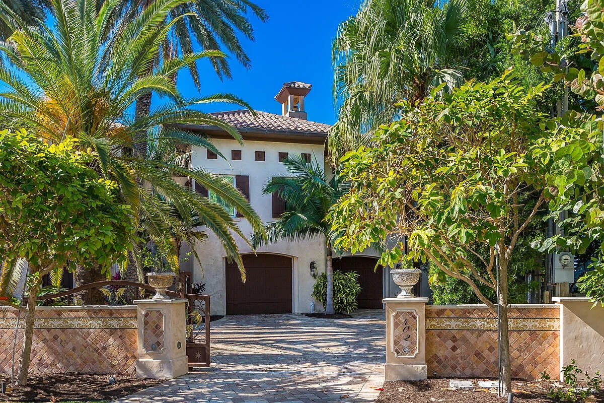 402 Harbour Dr