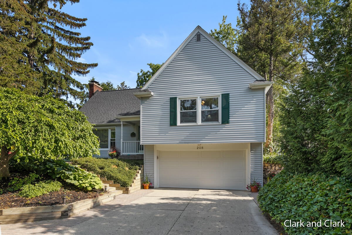 208 Lakewood Dr SE