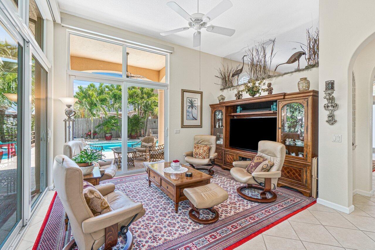 929 Greenbriar Dr
