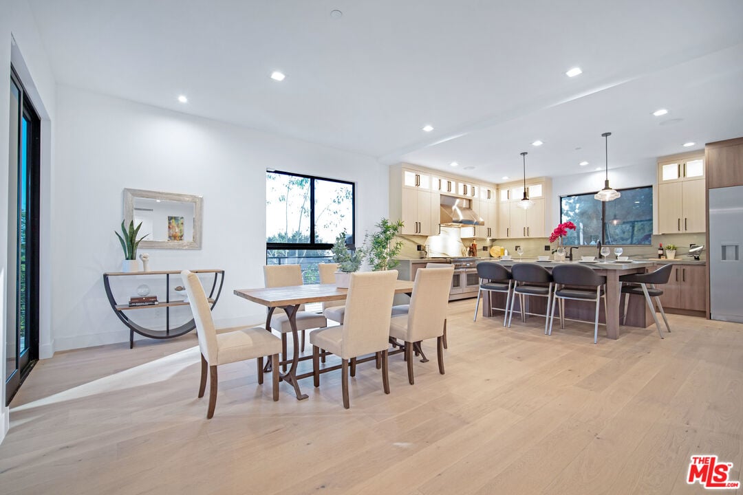 Canyon Lake Dr, 90068