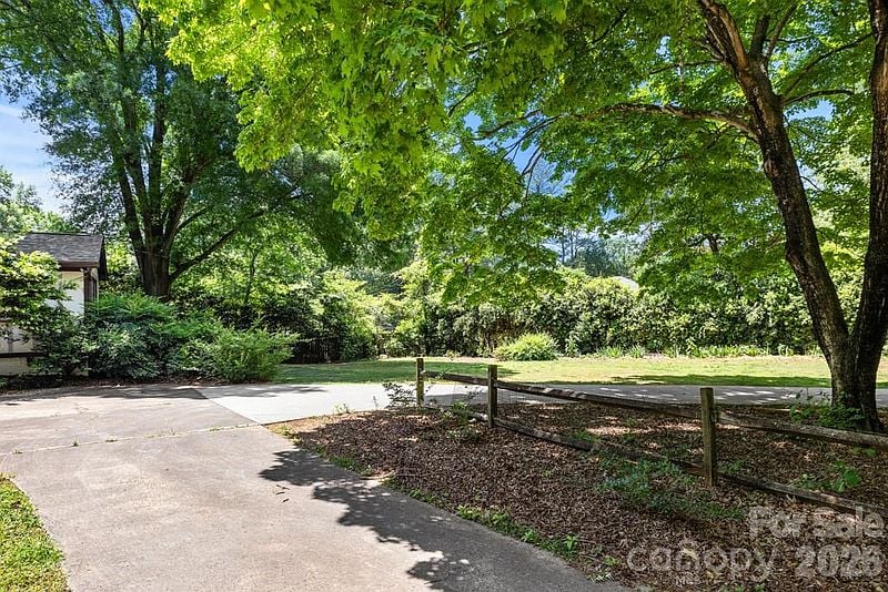 5335 Lansing Dr