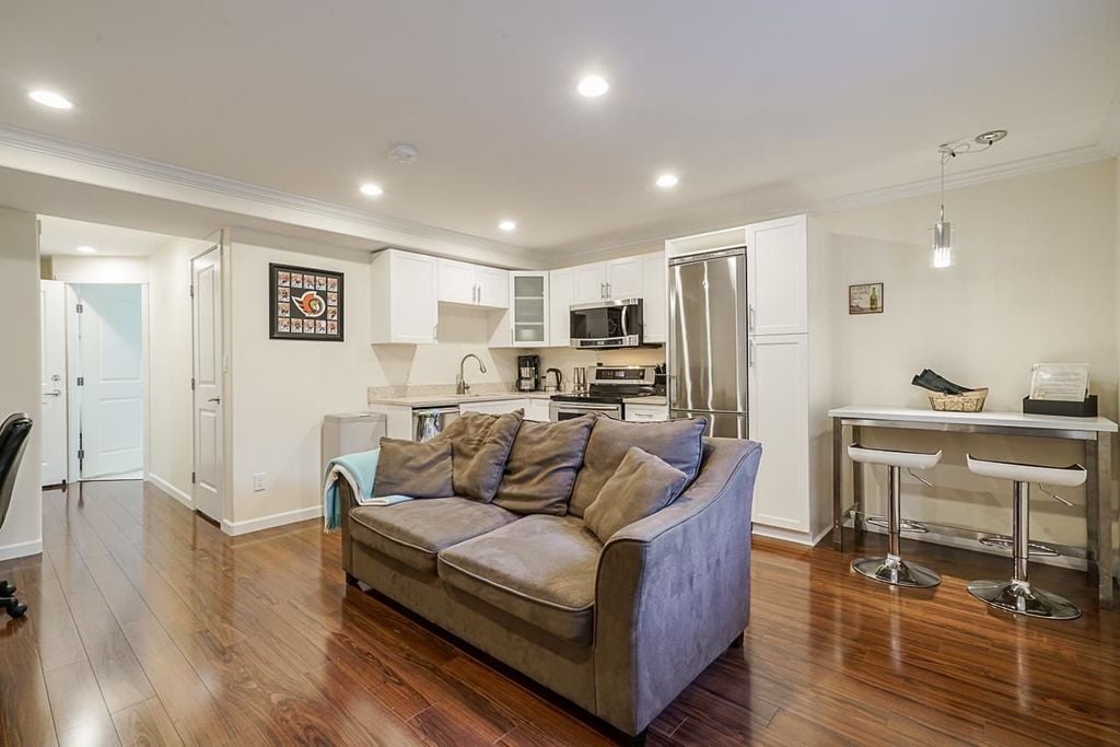 18938 70 Ave