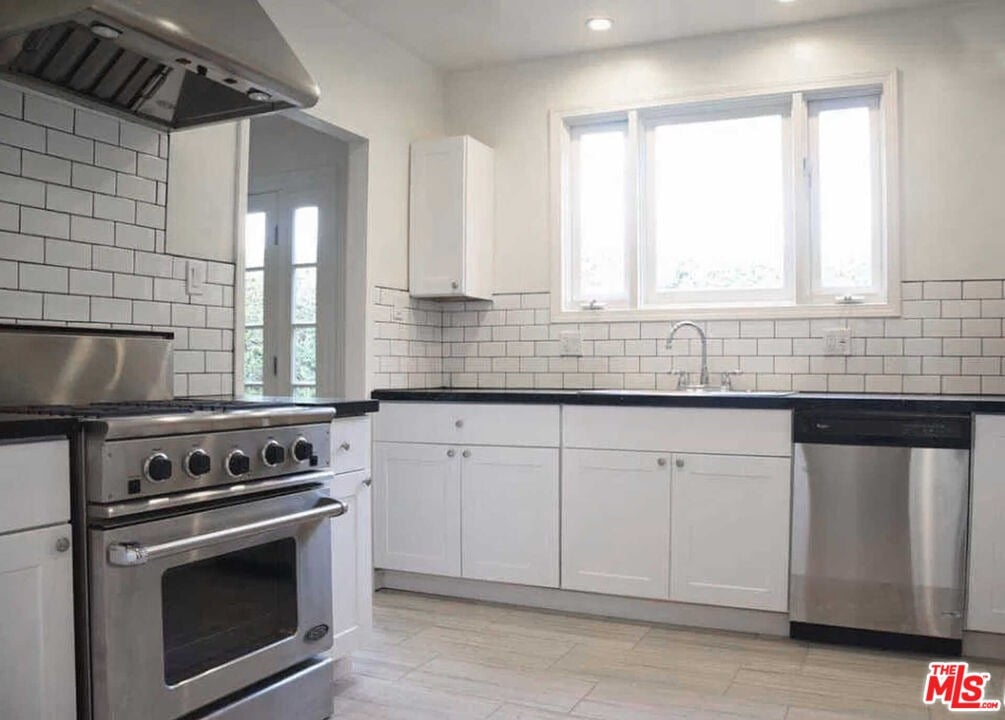 848 N La Jolla Ave