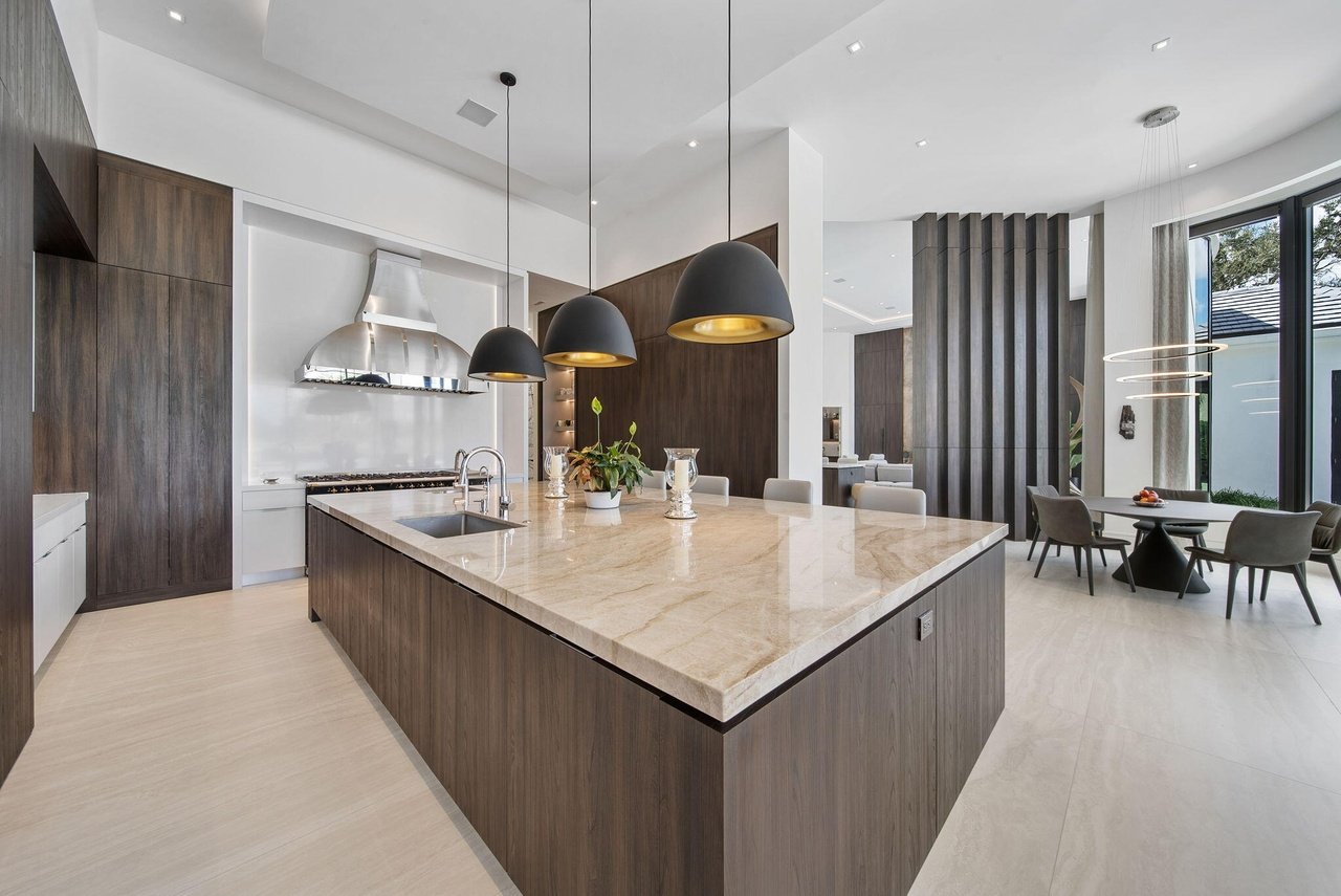 208 Locha Dr