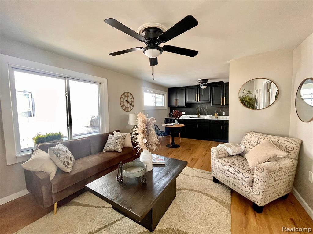 1228 E JARVIS Avenue, Hazel Park 48030