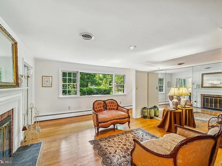 111 Warwick Dr