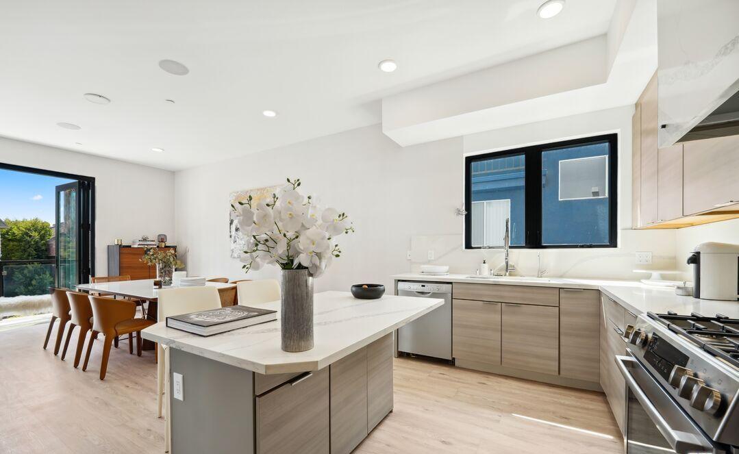 137 N Doheny Dr