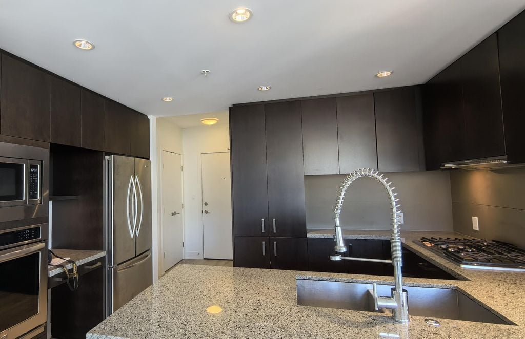 3008 Glen Dr, #1702